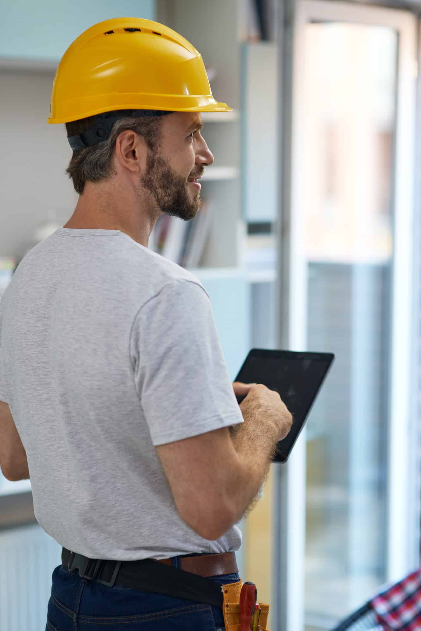 Handwerker mit Bauhelm und Tablet